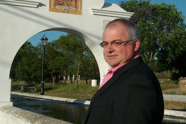 El concejal y candidato de Mayoría Democrática de Castilblanco, Antonio Vela, posa en el remodelado Pilar Nuevo / Sevilla Actualidad