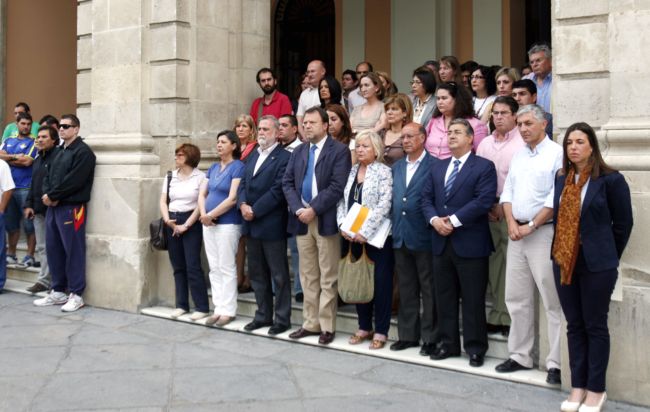 ayuntamiento-minutos-silencio-terremoto-lorca-120511