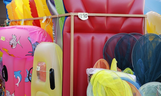 Consumo recomienda comprobar el etiquetado de los flotadores/Leoruilova en Flickr