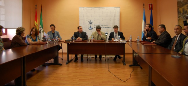 gutierrez-limones-firma-cesion-viviendas-caritas-240511