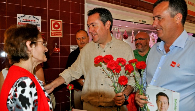 Espadas ha estado esta mañana en el mercado de Bellavista