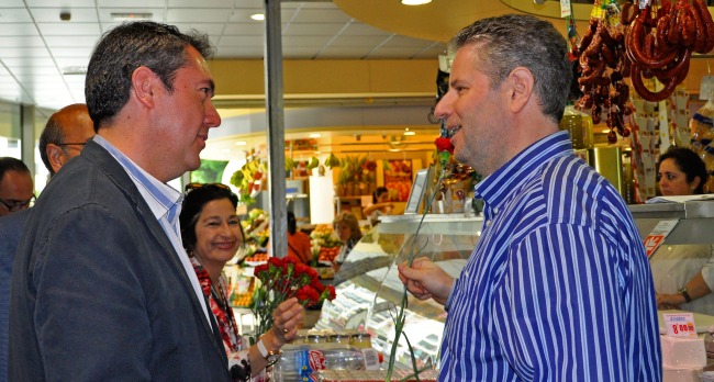 Espadas ha visitado esta mañana el mercado de la Encarnación