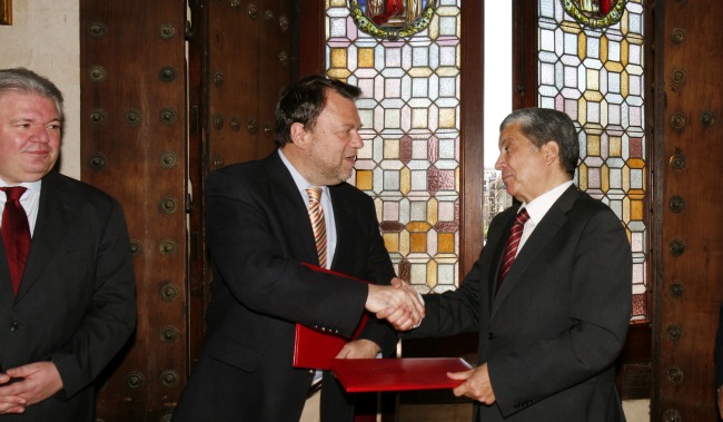 monteseirin-firma-foro-estados-arabes