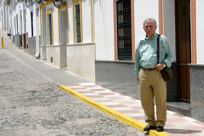 El ex alcalde y candidato a la Alcaldía por IU-Nueva Izquierda, Manuel Ruiz Lucas, posa en la calle Tejares de Castilblanco / Sevilla Actualidad