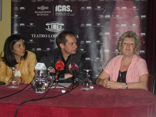 Maria Jesús Almazor Marsal, directora Territorial de Telefónica, Antonio Álamo, director del teatro y Moira Chapman, directora residente, han sido los encargados de presentar el espectáculo en Sevilla. / martasalguero