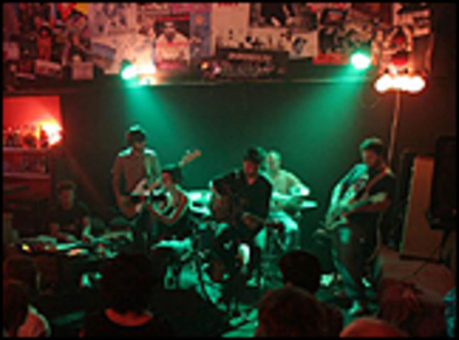 En primer lugar Chencho Fernández & Los Milagro, presenta su lp ‘Nuevo Debut’ que está repleto de temas bien musicados y de letras compungidas. / caac