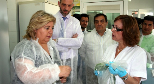 La consejera Clara Aguilera ha visitado este lunes un laboratorio agroalimentario en Granada