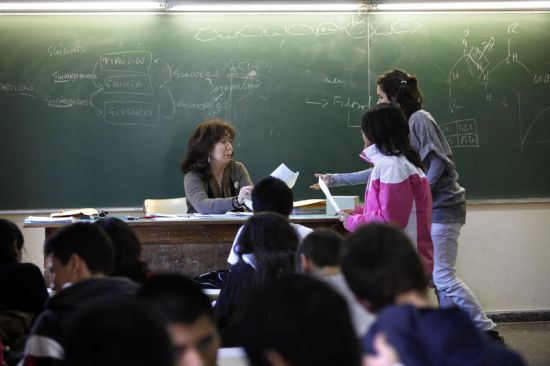 clase-profesora-alumnos-sinc