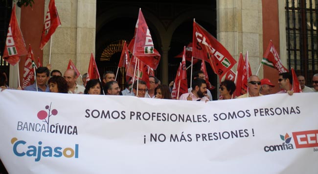 Trabajadores de Cajasol esta mañana ante la sede de la entidad financiera en Sevilla
