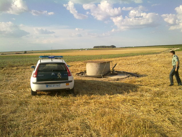 Pozo de donde los agentes tuvieron que sacar al individuo que cayó por accidente al supuestamente tratar de robar el motor del mismo