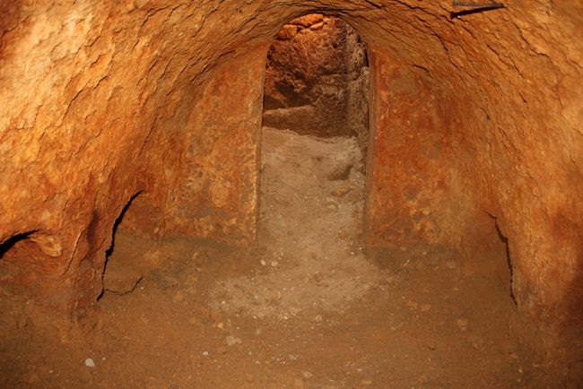 Entre los hallazgos se encuentran una serie de cámaras funerarias y tumbas individuales de época romana