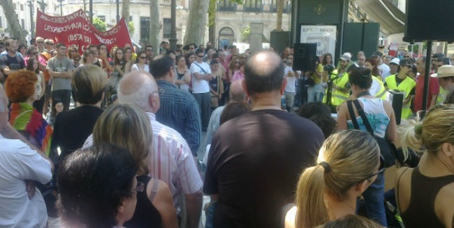 Decenas de 'indignados' están ya en Plaza Nueva/Imagen de @tintrash en twitter