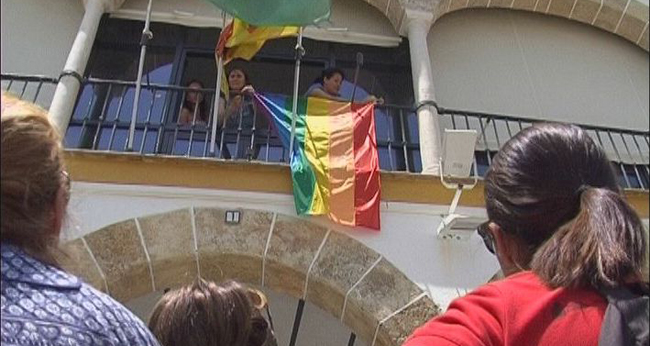 izada-bandera-orgullo-gay-ayto-280611