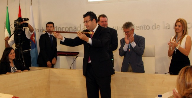 javier-fernandez-pleno-constitucion-ayuntamiento-110611