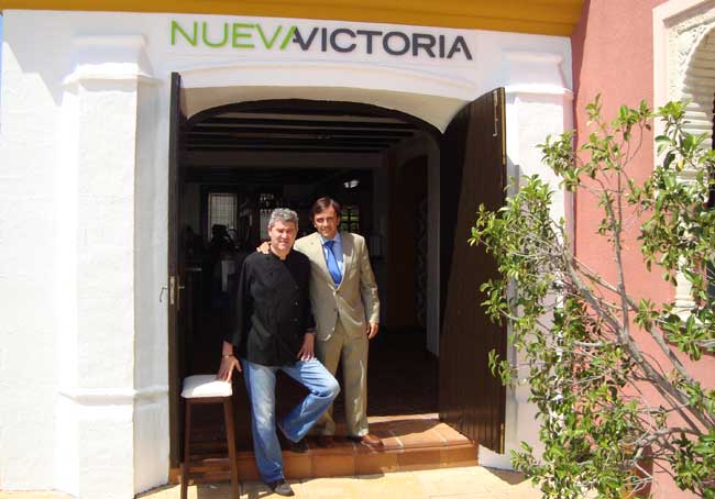 José Manuel Galindo, director de producción junto a Fernando Vázquez Rojas, gerente de Nueva Victoria en el nuevo restaurante de la cadena, el primero de tarifa plana de España