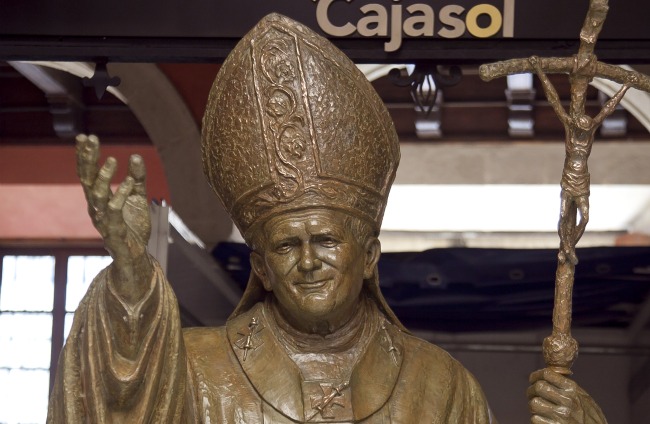 monumento-juan-pablo-ii-sevilla-cajasol-240611