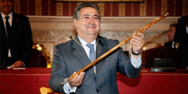 Juna Ignacio Zoido con el bastón de mando tras ser investido alcalde de Sevilla