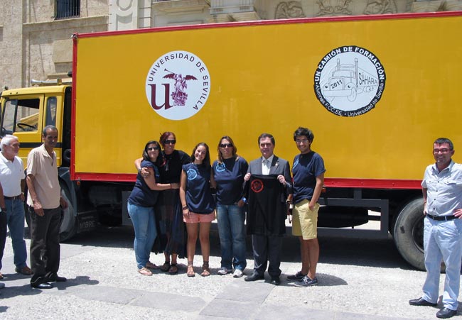El camión llevará material escolar y mobiliario educativo hasta el Sáhara