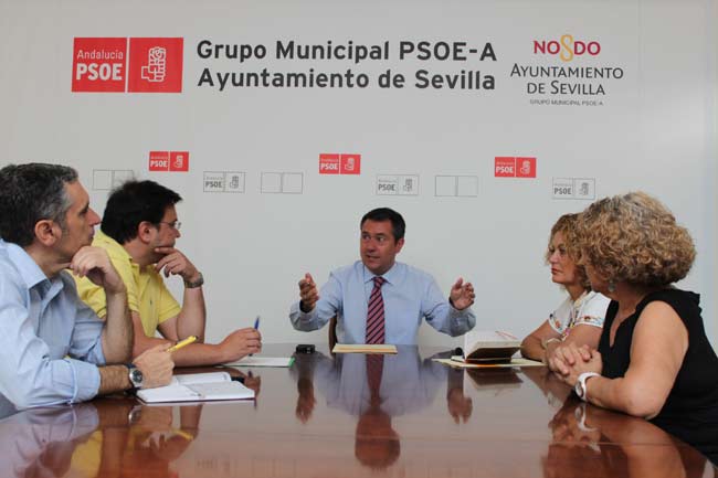 Espadas durante su reunión con los consumidores esta mañana