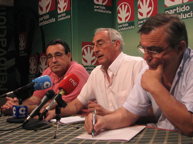 Juan Antonio Gilabert (UGT), José Antonio Pino (PA) y Alfonso Vidán (CCOO), esta mañana en Sevilla
