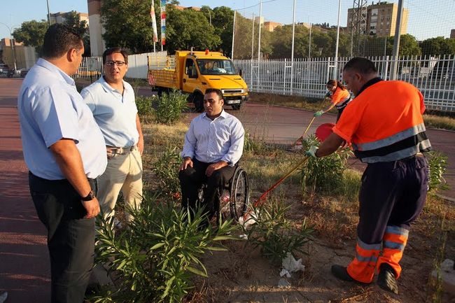 García Camacho junto a operarios y responsables de Lipasam en el Parque de Miraflores