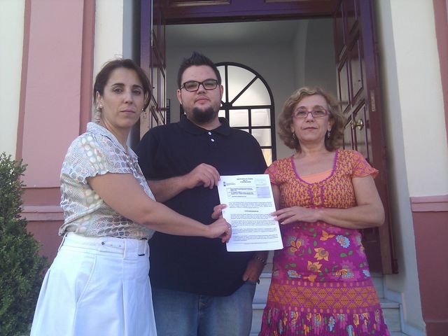 Lola Aquino (PA), Alberto Miranda (IU) y Carmen Hornillo (PP) presentando la moción en las puertas del Ayuntamiento de Alcalá