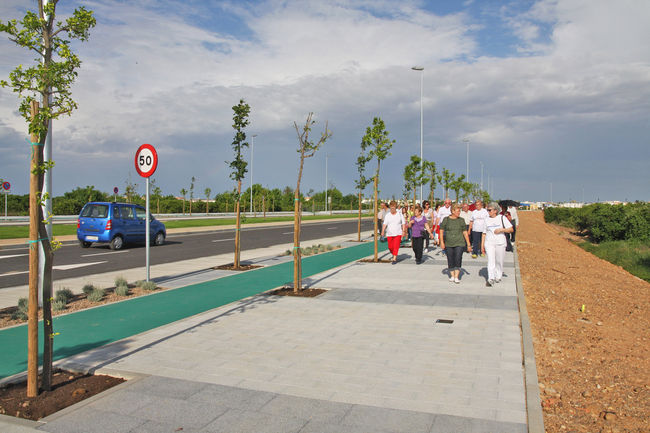 Grupo de vecinos de La Rinconada en la avenida de la Unión