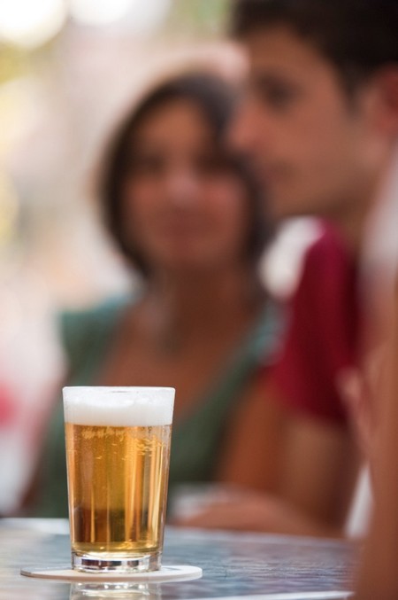 Salir a dar un paseo, ir a la playa o tomarse una cerveza en una terraza están entre las actividades peferidas por los andaluces en verano/Prensa Cerveceros de España