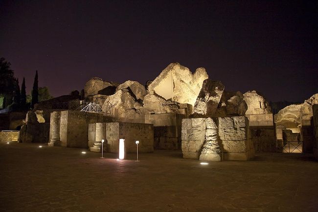 Vista nocturna de Itálica/ Antonio Iglesias