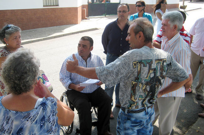 Juan Camacho junto a los vecinos de la barriada
