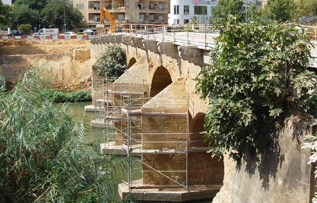 Las obras ya han levantado el tablero y las barandillas, para recuperar la fisonomía original del puente
