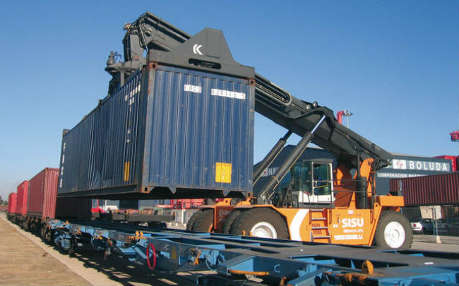 Un tren carga contenedores en el Puerto de Sevilla