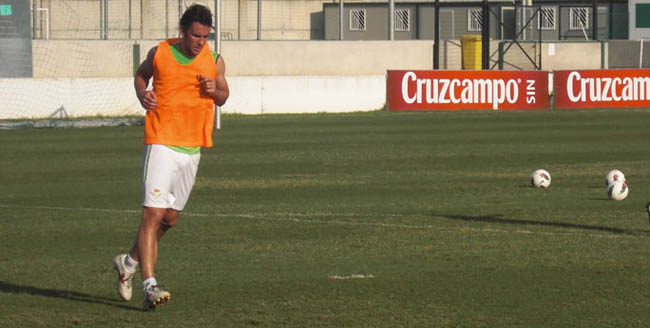 ustaritz-entrenos-betis-oficial-230811