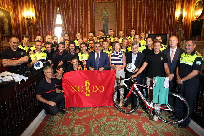 Zoido junto a policías locales de Sevilla