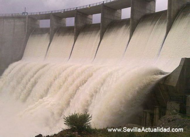 La presa de Los Melonares desembalsa por primera vez tras las precipitaciones de febrero de 2010 / Fotografía: Juan Carlos Romero