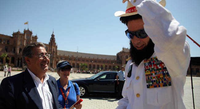 zoido-sacha-baron-cohen-el-dictador-sevilla
