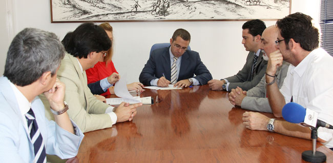 juan-manuel-valle-firma-convenio-microbank-061011