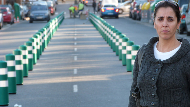 lola-aquino-carril-bici-281011