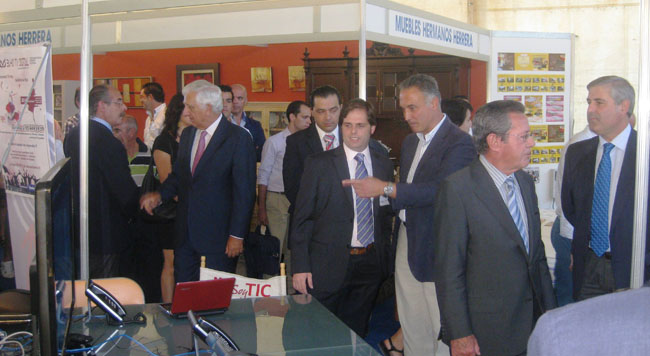 visita-stands-feria-muestras-olivares-131011