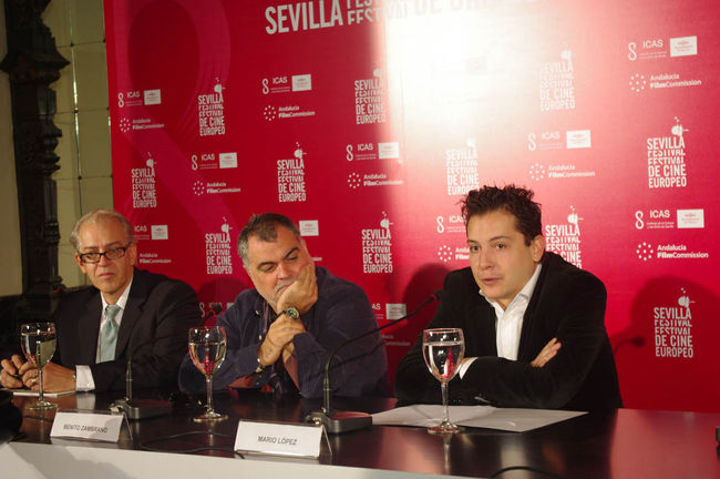 Benito Zambrano en el centro, junto a Javier Martín, Director del Festival, y Mario López, director de Antena de Canal Sur/angelespinola