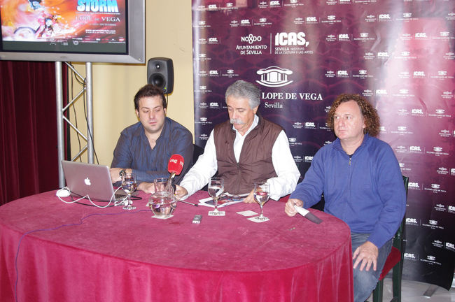 Iñaki Fernández, Productor, Juan Víctor Rodríguez, director del Lope de Vega y Gabriel Chamé, actor, durante la presentación de 'Storm'/angelespinola