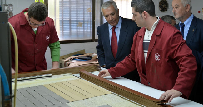 javier-arenas-fabrica-piel-ubrique-091211