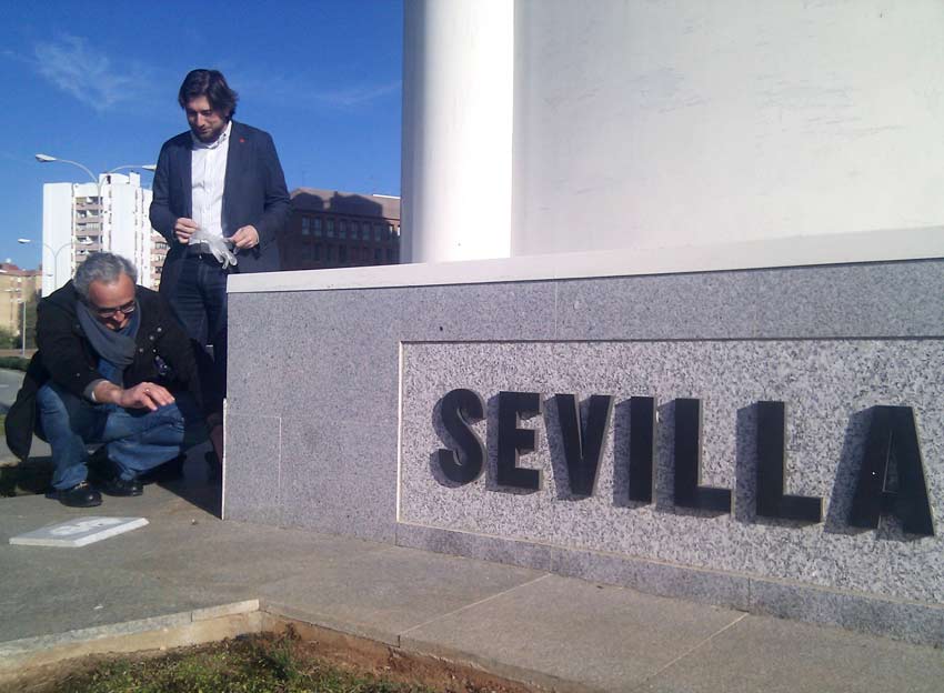 Álvarez-Ossorio colocando azulejos junto a Alberto Mercado, esta mañana en Sevilla