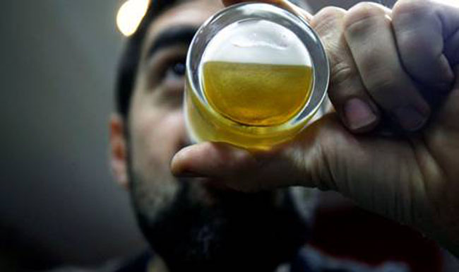 hombre-bebe-cerveza-sinc