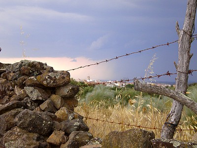 Al atardecer empiezan a arder Las Candelarias en torno a las que se cena y se recuperan antiguos juegos / Juan C. Romero