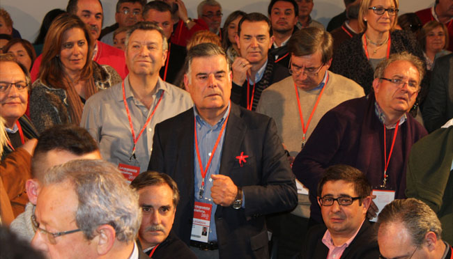 José Antonio Viera, secretario provincial del PSOE de Sevilla, celebra la designación de Alfredo Pérez Rubalcaba como Secretario General del PSOE en el 38Congreso / Fotografía de Juan Carlos Romero