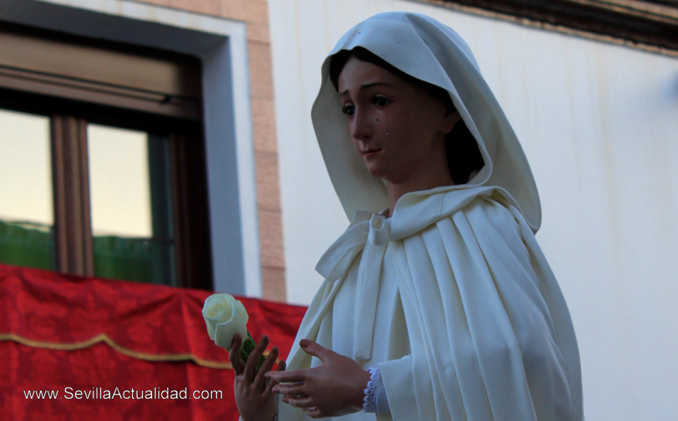 La Virgen de la Paz portaba una rosa blanca durante el traslado a la Parroquia del Divino Salvador tras el proceso de restauración / Juan Carlos Romero