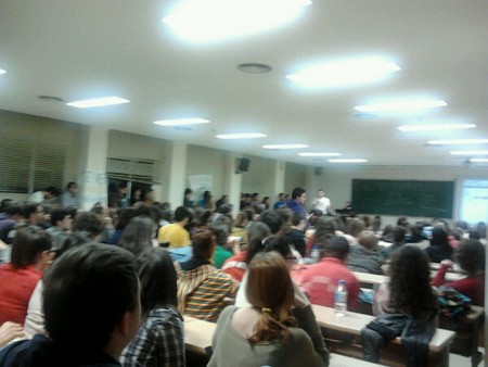 En la Universidad Pablo de Olavide, aproximadamente 200 personas acudieron al encierro./Ana María Real Giráldez