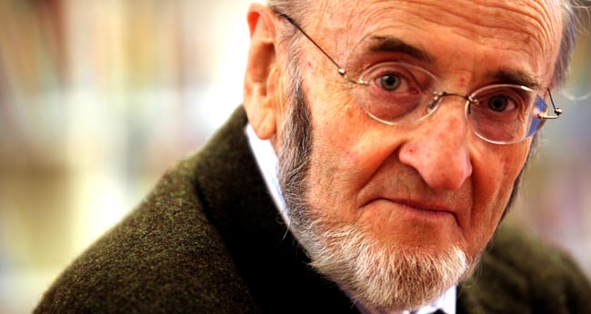 El escritor ha presentado este lunes en Sevilla su última novela, 'El temblor del héroe'/SA