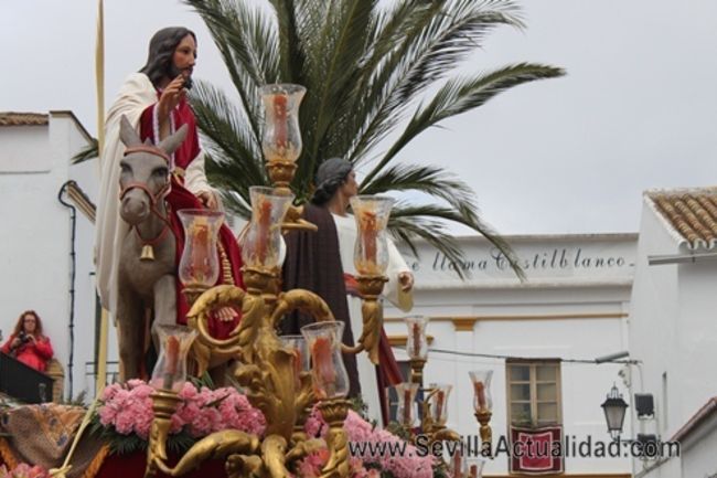 La Borriquita de Castilblanco se vió obligada a acortar su itinerario tras un aguacero en la Sierra Norte de Sevilla / Juan Carlos Romero